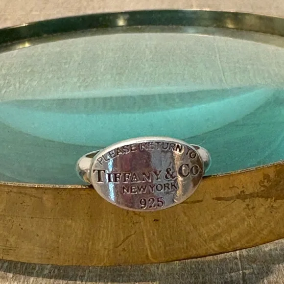 Tiffany & Co. Return to Tiffany Oval Signet Ring in Silver - Picture 5 of 9